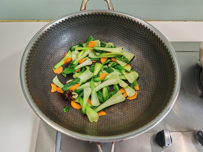用油菜胡萝卜做个汤面